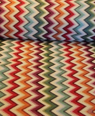 Tela gobelino con dibujo zigzag multicolor detalle pieza.Ancho 2.80metros-Conchi Berguño.