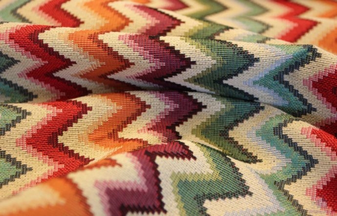 Tela gobelino con dibujo zigzag multicolor detalle pliegues.Ancho 2.80metros-Concchi Berguño.
