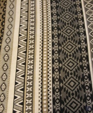 Tela Cretona con dibujo Kilim en negro,gris,blanco y ocre. Ancho tela :2.80 metros.principal-Conchi Berguño.