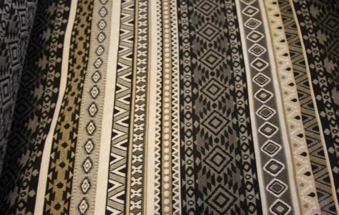 Tela Cretona con dibujo Kilim en negro,gris,blanco y ocre. Ancho tela :2.80 metros.principal-Conchi Berguño.
