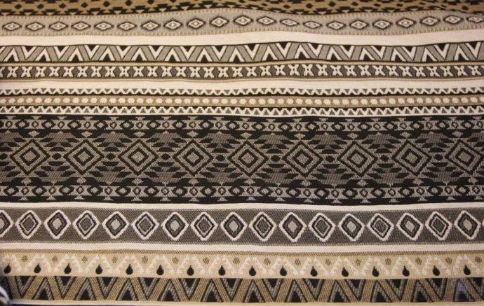 Tela Cretona con dibujo Kilim en negro,gris,blanco y ocre. Ancho tela :2.80 metros.Detalle rayas-Conchi Berguño.