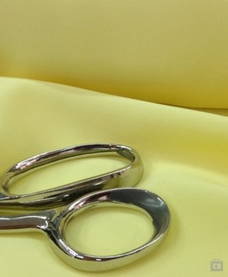 Tela Koshibo en Color Amarillo Pastel con tijeras como referencia - Conchi Berguño