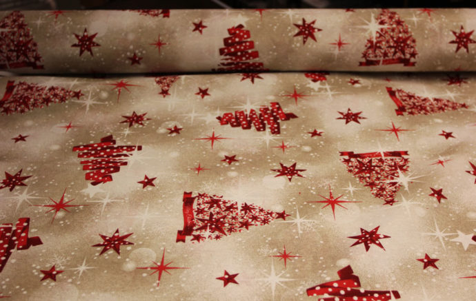 Tela Loneta de Navidad con Estrellas y Abetos Rojos , Fondo Beige Jaspeado . Ancho 2.80 metros. Detalle pieza-Conchi Berguño.