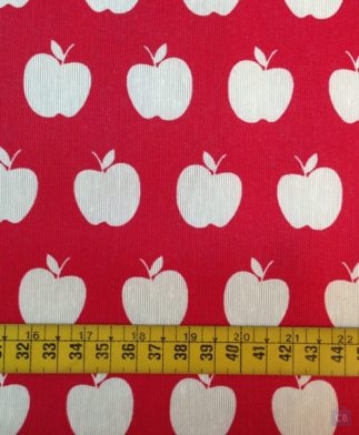 Tela de Mantel Resinado Antimanchas Fucsia con Manzanas con cinta métrica como referencia - Conchi Berguño