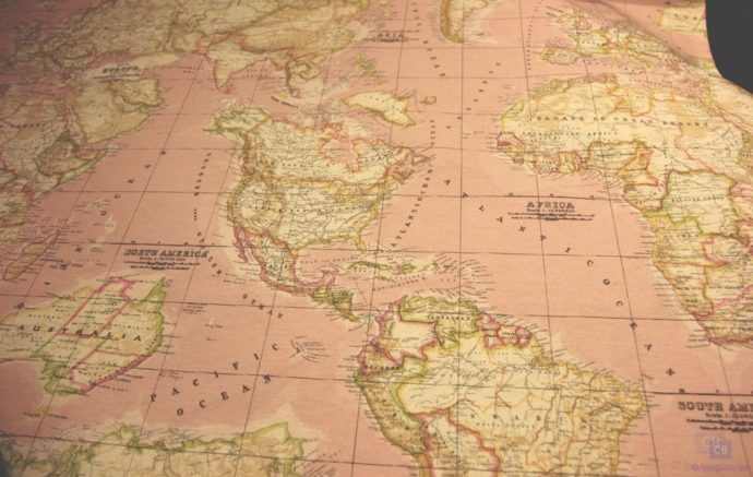 Tela Loneta con Estampado del Mapa Mundi sobre Fondo Rosa,detalle .Ancho 2.80metros-Conchi Berguño.