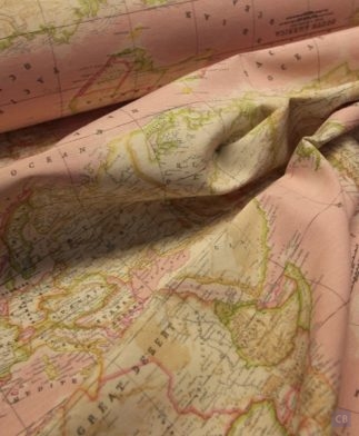 Tela Loneta con Estampado del Mapa Mundi sobre Fondo Rosa,detalle pliegue.Ancho 2.80metros-Conchi Berguño.