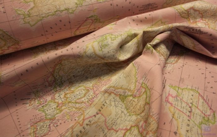 Tela Loneta con Estampado del Mapa Mundi sobre Fondo Rosa,detalle pliegue.Ancho 2.80metros-Conchi Berguño.
