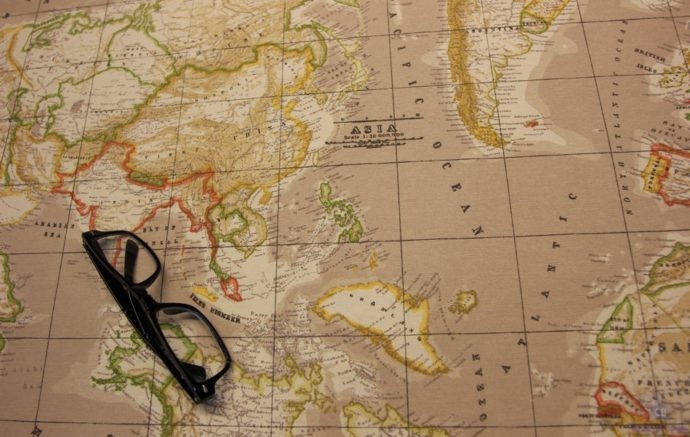 Loneta Estampada Mapa Mundi Fondo Beige en ancho de 2.80 metros con detalle de gafas-Conchi Berguño.