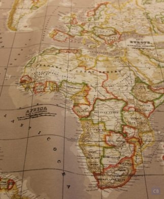 Loneta Estampada Mapa Mundi Fondo Beige en ancho de 2.80 metros con detalle de Africa-Conchi Berguño.
