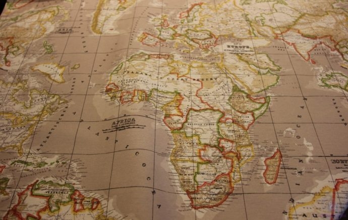 Loneta Estampada Mapa Mundi Fondo Beige en ancho de 2.80 metros con detalle de Africa-Conchi Berguño.