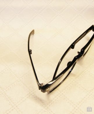 polipiel beige (detalle con gafa) con dibujo de cuadros pespunteados dispuestos en diagonal según el sentido de la tela. Ancho 140cm-Conchi Berguño