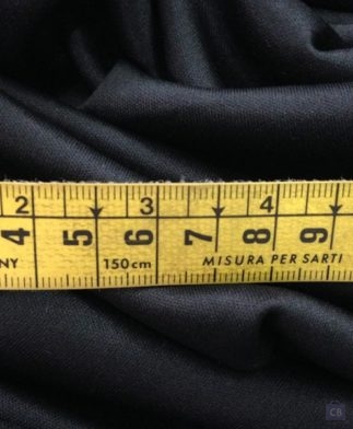 Punto de Seda de color Negro con cinta métrica como referencia - Conchi Berguño