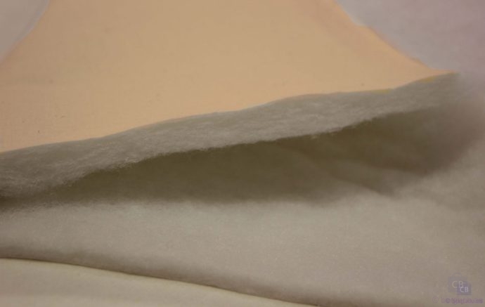 Guata de 280g/m2, con forro pegado en lienzo de sábana beige - Conchi Berguño