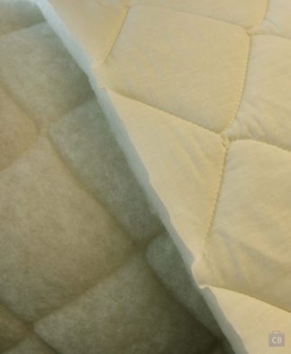 Guata de 280g/m2, con forro pespunteado en lienzo de sábana beige - Conchi Berguño