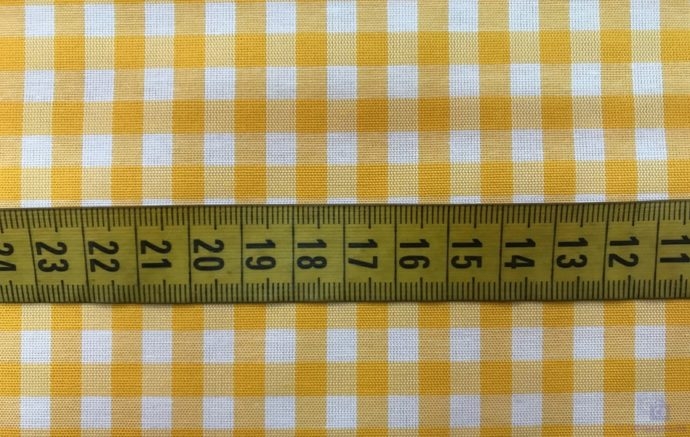 Tela con Cuadros de Vichy Amarillo. Cuadro mediano (6x7 mm) con cinta métrica como referencia - Conchi Berguño
