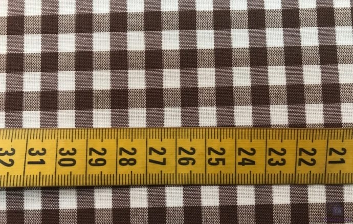 Tela con Cuadros de Vichy Marrón. Cuadro mediano (6x7 mm) con cinta métrica como referencia - Conchi Berguño
