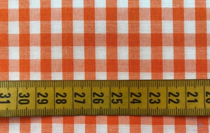 Tela con Cuadros de Vichy Naranja. Cuadro mediano (6x7 mm) con cinta métrica como referencia - Conchi Berguño